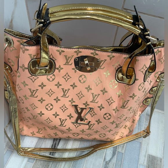 stylish peach handbag gold-toned hardware and accents quatrefoil pattern purse - Picture 1 of 16